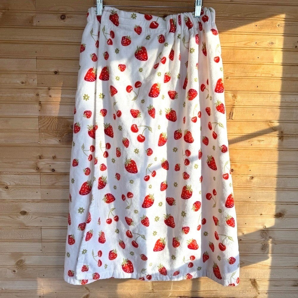 Skirt or Wrap Strawberry Print Terry After Swim or Shower Cottage Twee 29"